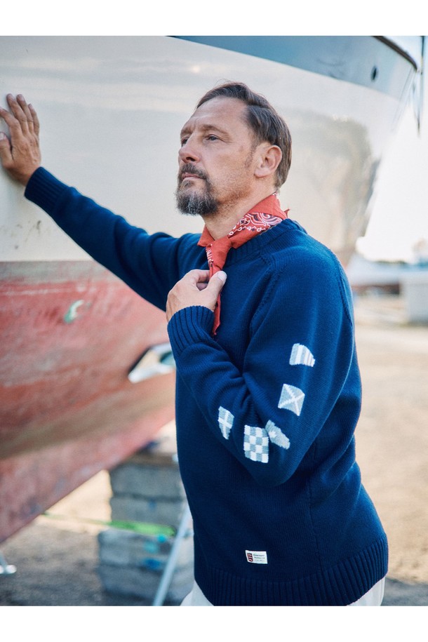 2차 세계대전 영국 해군을 모티브로 한 헤비코튼 시그널 플래그 스웨터 - 네이비 제품입니다. 10수 고급 코튼 원사를 사용하여 묵직한 촉감과 두꺼운 두께감을 느낄 수 있습니다. 네이비, 멀란지 그레이, 바닐라 크림, 카밀 머스타드, 오렌지, 바질 그린 등 다양한 색상으로 출시되었습니다. 라운드넥에 레귤러핏으로 제작되었으며, 긴 소매와 핑거 홀 디테일이 돋보입니다. 모던, 클래식 스타일을 즐기는 겨울 데일리룩에 활용하기 좋습니다.
