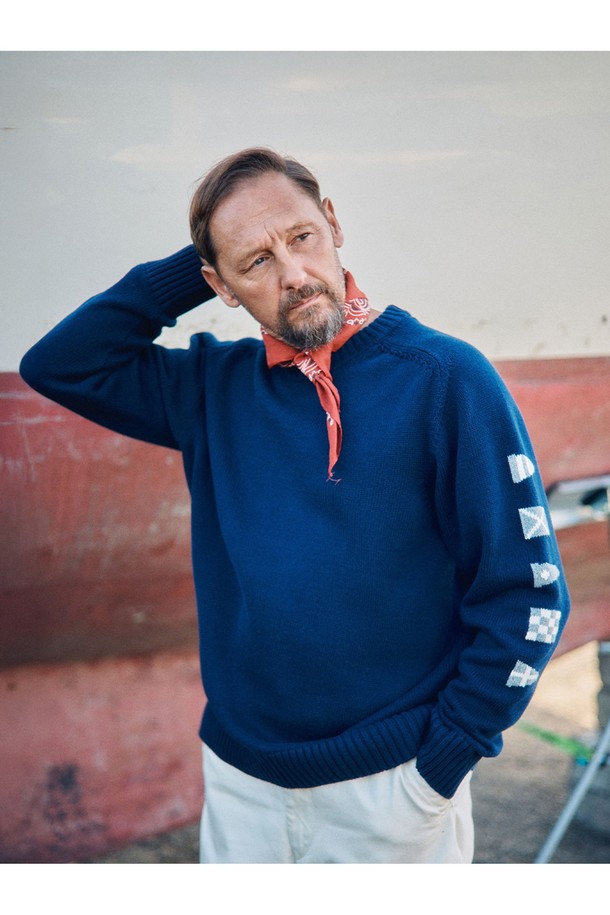 헤비코튼 시그널 플래그 스웨터 - 머스타드는 2차 세계 대전 당시 영국 해군을 모티브로 디자인된, 묵직한 촉감의 헤비 코튼 스웨터입니다. 10수 고급 코튼 원사를 사용하여 보온성이 뛰어나 가을, 겨울철 데일리룩, 산책룩, 카페룩 등 다양한 TPO에 활용하기 좋습니다. 레귤러 핏으로 제작되었으며, 라운드넥 디자인과 긴 소매, 핑거홀 적용으로 실용성을 더했습니다. 캐주얼, 클래식, 미니멀 등 어떤 스타일에도 잘 어울리는 머스타드 컬러의 시그널 플래그 패턴 스웨터입니다. 성형 편직 방식과 사시 봉제 마감으로 높은 퀄리티를 자랑합니다.
