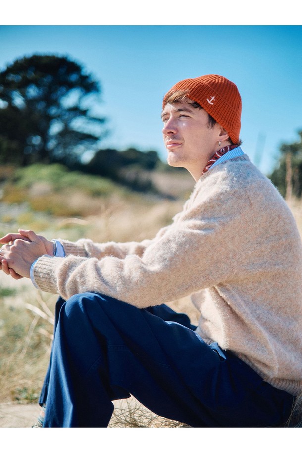 셔틀랜드울 쉐기독 홀가먼트 스웨터 - 살몬 오렌지 색상은 가을과 겨울, 겨울 데일리룩, 카페룩, 모임룩에 어울리는 클래식, 미니멀, 캐주얼 스타일의 니트 스웨터입니다. 셔틀랜드 울 소재로 제작되어 부드러운 촉감과 뛰어난 보온성을 제공하며, 브러싱 공정을 통해 독특한 퍼지 질감을 더했습니다. 홀가먼트 구조(무봉제 3차원 니팅)로 제작되어 피부에 닿는 거친 봉제선 없이 편안하게 착용 가능하며, 신체 곡선을 따라 자연스러운 드레이핑을 연출합니다. 공기층을 형성하여 보온성을 높였으며, 빈티지한 외관으로 시간이 지날수록 멋스러운 변화를 느낄 수 있습니다. 
