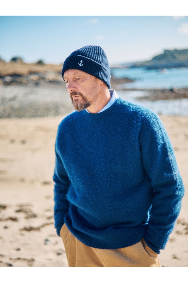 **셔틀랜드울 쉐기독 홀가먼트 스웨터 - 딥 블루**

부드러운 촉감과 뛰어난 보온성을 자랑하는 셔틀랜드울 소재의 쉐기독 스웨터입니다. 딥 블루 컬러와 클래식, 모던 스타일을 결합하여 겨울철 데일리룩과 모임룩에 모두 잘 어울립니다. 홀가먼트 공법으로 제작되어 3D 실루엣을 연출하며, 손목에는 손가락 구멍 디테일을 더했습니다. 넉넉한 핏의 라운드넥 디자인에 긴 소매 기장으로 편안하게 착용할 수 있으며, 신축성 또한 뛰어납니다.
