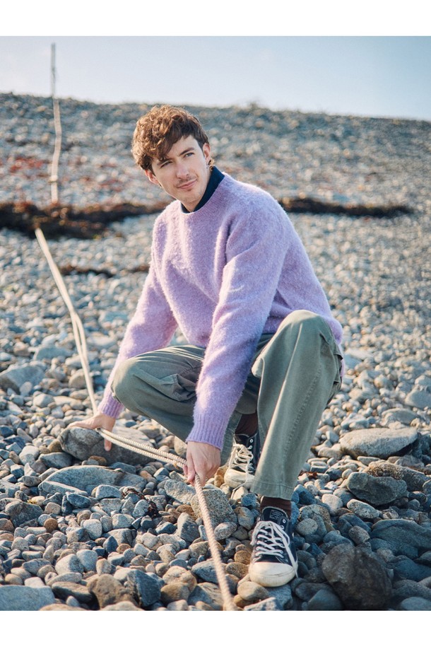 부드러운 셔틀랜드울 소재의 쉐기독 홀가먼트 스웨터입니다. 봉제선 없는 홀가먼트 구조로 제작되어 자연스러운 실루엣을 연출하며, 왼쪽 소매의 앵커 포인트 디테일이 특징입니다. 브러싱 처리로 복슬복슬한 질감을 살렸으며, 공기층을 형성하여 뛰어난 보온성을 제공합니다. 그레이프주스 컬러로, 가을, 겨울철 데일리룩에 클래식, 미니멀, 캐주얼 스타일로 활용하기 좋습니다. 튼튼하고 탄력적인 소재로 오래도록 따뜻하게 착용할 수 있습니다.
