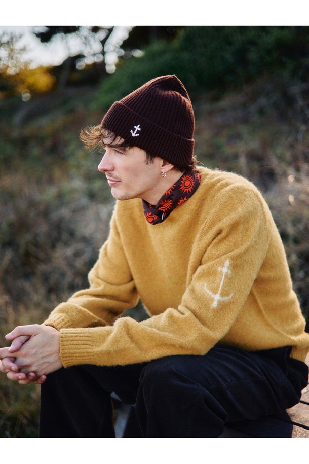 셔틀랜드울(Shetland Wool) 쉐기독 홀가먼트 스웨터 - 코코아는 부드러운 촉감과 따뜻한 보온성을 자랑하는 울 소재의 스웨터입니다. 은은한 빗줄 패턴과 봉제선 없는 홀가먼트 공법으로 제작되어 편안한 착용감을 선사합니다. 1950년대 셔틀랜드 스웨터를 재해석하여 클래식하고 빈티지한 무드를 연출하며, 왼쪽 소매 앵커 포인트 디테일이 돋보입니다. 가을, 겨울 시즌 데일리룩, 카페룩, 데이트룩 등 다양한 스타일에 매치하여 클래식, 미니멀, 캐주얼 스타일을 완성해보세요. 코코아를 포함한 18가지 다채로운 컬러 옵션(크림브륄레, 머디, 퍼피, 살몬, 오렌지, 던 그레이, 블랙, 페퍼, 딥 블루, 피카딜리, 고흐 블루, 그레이프주스, 허브빌리, 커스터드, 모스 브라운, 포레스트 그린, 마말레이드)으로 만나보실 수 있습니다.
