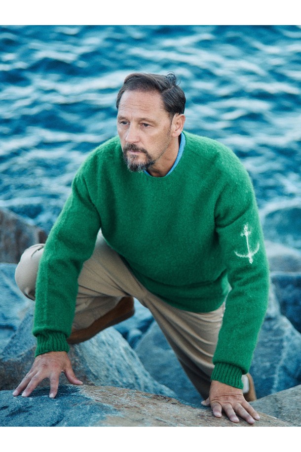 셔틀랜드울 쉐기독 홀가먼트 스웨터 - 포레스트 그린은 겨울 데일리룩과 클래식, 미니멀 스타일을 위한 완벽한 선택입니다. 부드러운 촉감의 셔틀랜드 울 소재로 제작되어 보온성과 방풍 기능을 제공하며, 두꺼운 두께감으로 추운 날씨에도 따뜻하게 착용할 수 있습니다. 브러싱 처리된 울 텍스처와 공기층 형성은 뛰어난 보온성을 선사하고, 빈티지한 감성을 더합니다. 홀가먼트 구조(무봉제 니팅)로 제작되어 편안한 착용감을 자랑하며, 레귤러핏 라운드넥 디자인으로 어떤 스타일에도 잘 어울립니다. 포레스트 그린 컬러는 깊이 있는 분위기를 자아내며, 클래식한 스타일을 더욱 돋보이게 합니다.
