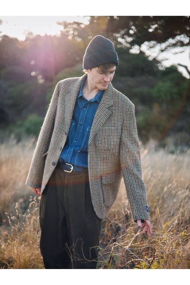 아브라함문 하운드투스 울 재킷 - 클래식 카멜은 가을과 겨울, 오피스룩, 비즈니스 캐주얼, 회의룩에 어울리는 싱글 버튼 자켓입니다. 클래식하고 미니멀하며 시크한 스타일을 연출하며, 도톰한 두께감과 부드러운 촉감의 울 소재로 제작되었습니다. 3버튼 싱글 디자인에 새틴 안감, 네크 밴드 울 혼방 배색, 싱글 웰트 포켓과 아웃 포켓 디테일이 특징입니다. 하운드투스 패턴의 클래식 카멜 컬러가 고급스러운 분위기를 더합니다. 레귤러핏으로 제작되어 편안한 착용감을 제공하며, 긴소매 기장으로 제작되었습니다.
