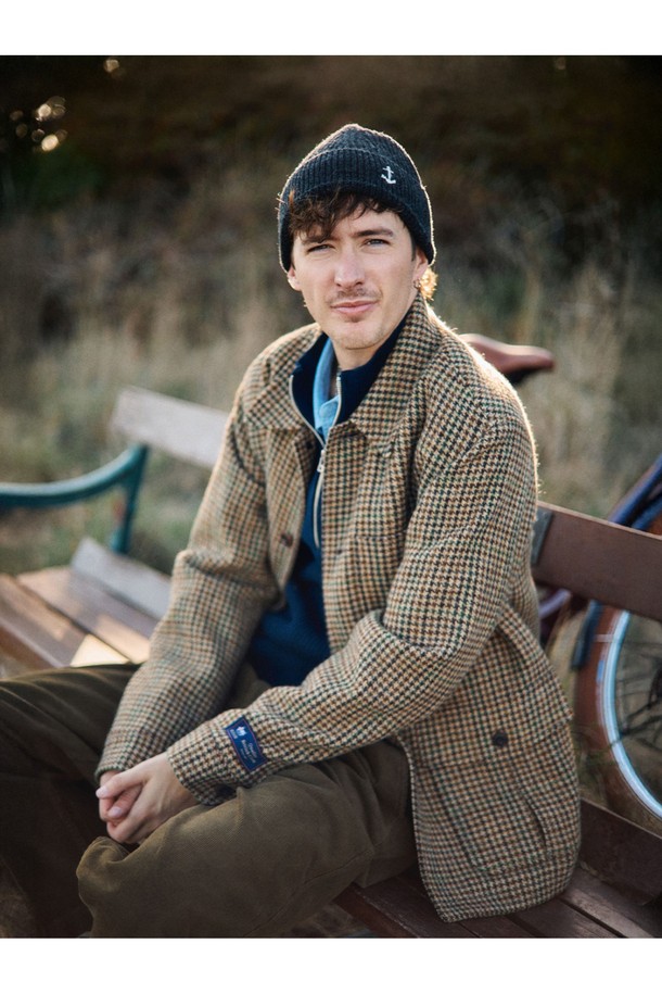 아브라함문 하운드투스 울 초어 재킷 - 클래식 카멜은 가을, 겨울 시즌에 어울리는 아우터입니다. 부드러운 울 소재로 제작되어 따뜻하고 편안한 착용감을 선사하며, 넥밴드 디테일과 자연스러운 어깨 라인으로 세련된 실루엣을 연출합니다. 클래식한 하운드투스 패턴과 카멜 컬러가 어우러져 오피스룩, 비즈니스 캐주얼, 겨울 데일리룩 등 다양한 TPO에 활용 가능하며 미니멀하고 클래식한 스타일을 완성합니다. 내부 웰트 포켓과 외부 플랩 포켓, 로고 각인 혼 버튼, 밀키한 마감, 빈티지한 느낌 등 섬세한 디테일이 돋보입니다. 내추럴 핏으로 편안하게 착용할 수 있는 레귤러 기장의 긴소매 버튼 여밈 재킷입니다.
