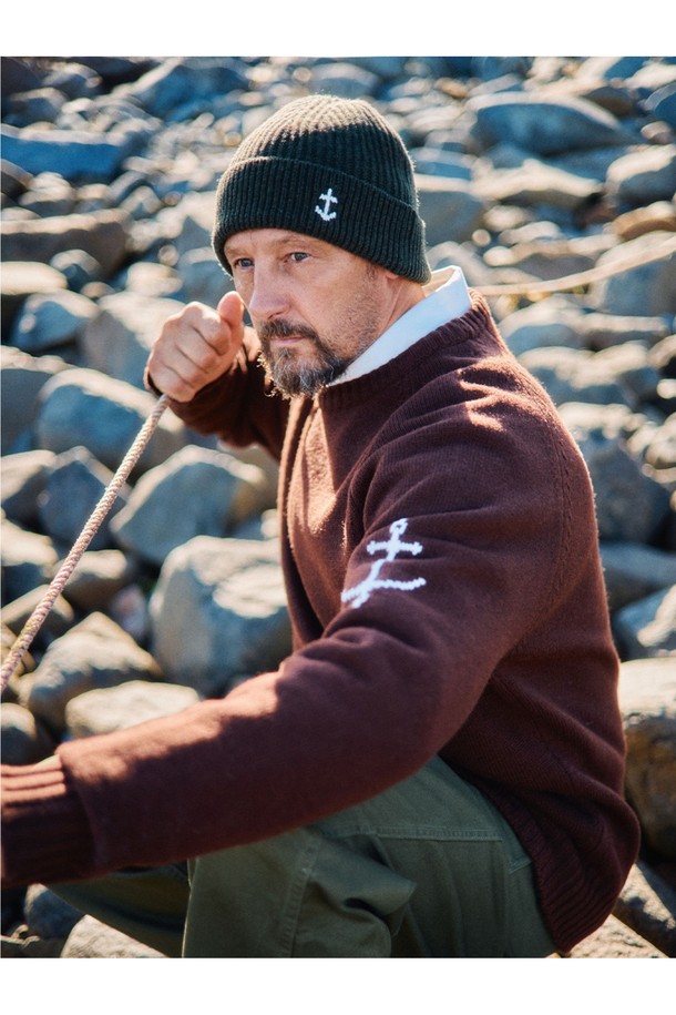 앵커 플로팅 숏 비니 - 다크 올리브는 겨울과 가을에 착용하기 좋은 모자입니다. 부드러운 울 소재로 제작되어 보온성과 방풍 기능을 제공하며, 숏 기장으로 제작되어 활동성을 높였습니다. 앵커 포인트 디테일과 전통적인 니트 패턴이 특징이며, 고밀도 니트 구조와 심리스 구조로 편안한 착용감을 선사합니다. 특히, 한국 시장 전용 커스텀 버전으로 아시안 체형에 맞춰 제작되었습니다. 클래식, 캐주얼, 미니멀 스타일의 겨울 데일리룩, 산책룩, 여행룩에 잘 어울립니다.
