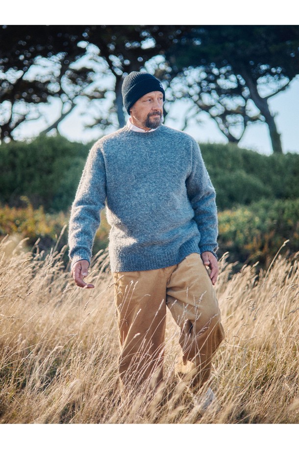 부드러운 셔틀랜드울 소재의 쉐기독 홀가먼트 스웨터입니다. 던 그레이 컬러로, 가을과 겨울에 따뜻하게 착용하기 좋습니다. 홀가먼트 공법으로 제작되어 봉제선 없이 자연스러운 실루엣을 연출하며, 입체적인 3차원 디자인이 특징입니다. 왼쪽 소매에는 앵커 포인트 디테일을 더해 포인트를 주었으며, 뛰어난 보온성과 복슬복슬한 텍스처로 편안한 착용감을 선사합니다. 베이직하고 클래식한 스타일로, 겨울 데일리룩, 모임룩, 출근룩에 활용하기 좋습니다.
