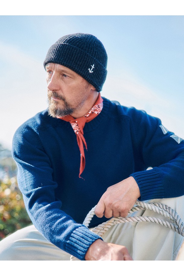 앵커 플로팅 숏 비니 - 차콜은 부드러운 촉감의 메리노 울 소재로 제작된 공용 비니입니다. 숏 기장으로 디자인되어 가을, 겨울철 데일리룩, 산책룩, 여행룩 등 다양한 TPO에 활용하기 좋습니다. 고밀도 니팅 공법과 두꺼운 두께감으로 보온성이 뛰어나며, 통기성 또한 우수하여 쾌적한 착용감을 제공합니다. 클래식, 미니멀, 캐주얼 스타일 모두 소화 가능하며, 앵커 디자인 장식이 포인트입니다. 내구성이 뛰어나 오랫동안 착용할 수 있습니다.
