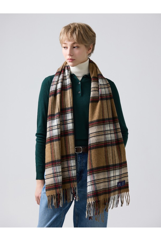 메리노울 숄 머플러 50cm - 카멜 스튜어트는 부드러운 촉감의 메리노울 소재로 제작된 머플러입니다. 카멜과 멜란지 컬러의 조화, 클래식하면서도 캐주얼한 체크 패턴이 특징입니다. 가을과 겨울 시즌에 보온성을 더하며, 데이트룩, 출근룩, 모임룩 등 다양한 TPO에 활용할 수 있습니다. 50cm 너비로 제작되어 활용도가 높으며, 클래식, 캐주얼, 미니멀 스타일 모두 소화 가능합니다.
