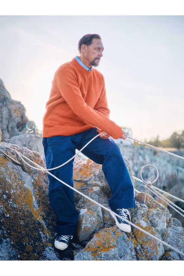 1940 오피서 치노 팬츠는 남성용 치노팬츠로, 밀리터리 및 클래식 스타일을 기반으로 제작되었습니다. 네이비 컬러의 무지 디자인에 릴랙스 핏으로 편안한 착용감을 선사하며, 사계절 내내 활용 가능합니다. 면 소재로 제작되어 부드러운 촉감을 자랑하며, YKK 지퍼, 천연 혼 버튼, 더블 웰트 포켓, 코인 포켓 등 디테일한 부분까지 신경 썼습니다. 바이오 워싱 가공을 통해 자연스러운 에이징 효과를 더하여, 출근룩, 비즈니스 캐주얼, 모임룩 등 다양한 TPO에 맞춰 클래식, 미니멀, 워크웨어 스타일을 연출할 수 있습니다.
