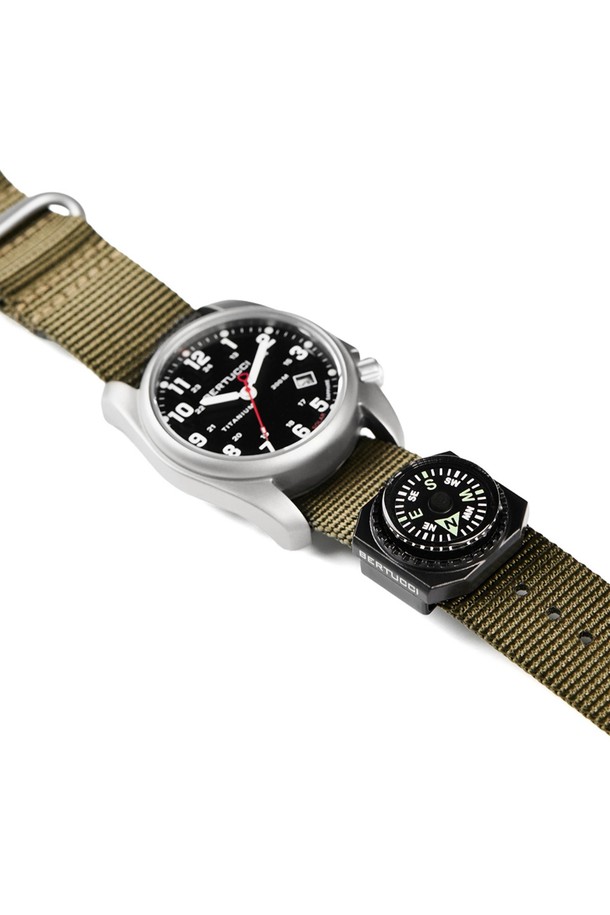 **나침반 for 19-22mm 밴드**는 아웃도어 활동, 등산, 그리고 전문가를 위해 설계된 다기능 나침반입니다. 블랙 컬러에 카본파이버, 티타늄, 스테인리스 스틸, 알루미늄, 폴리카본 등 내구성이 뛰어난 소재를 사용하여 제작되었습니다. 19-22mm NATO 밴드와 호환되며, 3 Bar/ATM (30m) 및 5 Bar/ATM (50m) 방수 기능을 제공합니다. 인체공학적 디자인과 경량 설계로 착용감을 높였으며, 야간 가시성을 위한 야광 기능을 탑재했습니다. 고도계, 액체 충전식 나침반, 고도/저압 환경에서의 사용을 지원하여 등산룩, 여행룩, 캠핑룩 등 고프코어, 미니멀, 클래식 스타일을 즐기는 사용자에게 적합합니다.
