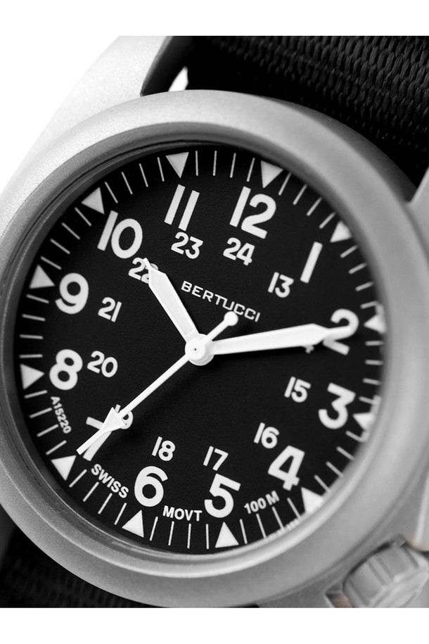 A-2S 빈티지 필드워치 11500은 남녀 모두 착용 가능한 밀리터리 스타일의 필드워치입니다. 블랙과 실버 색상으로 출시되었으며, 스테인리스 스틸과 나일론 소재를 사용하여 내구성을 높였습니다. 100m 방수 기능, Super-LumiNova 야광 처리, 내충격 기능을 갖춰 아웃도어, 전술용, 일상생활에서 폭넓게 활용할 수 있습니다. 4시 방향 크라운, NATO 스트랩, 유니바디 케이스, 24시간 다이얼 마킹 등 빈티지 워치 스타일을 완성하는 디테일이 돋보입니다. 여행룩, 클래식, 미니멀, 워크웨어 스타일을 즐기는 분들께 추천합니다.
