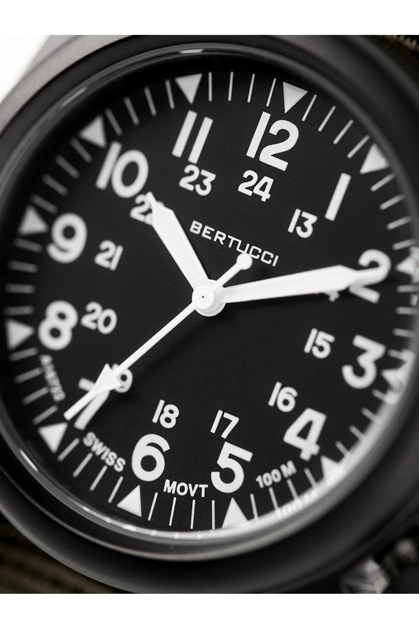 A-2S 빈티지 필드워치 11510은 클래식, 미니멀, 캐주얼 스타일을 즐기는 분들을 위한 시계입니다. 데이트룩, 카페룩, 쇼핑룩 등 다양한 TPO에 매치하여 세련된 분위기를 연출할 수 있습니다. 빈티지한 디자인과 심플한 디자인의 조화는 어떤 스타일에도 자연스럽게 어울립니다. 시계의 크기, 소재, 특징 등 자세한 정보는 상품 상세 페이지에서 확인하실 수 있습니다. 지금 바로 A-2S 빈티지 필드워치 11510으로 당신의 스타일을 완성해 보세요.
