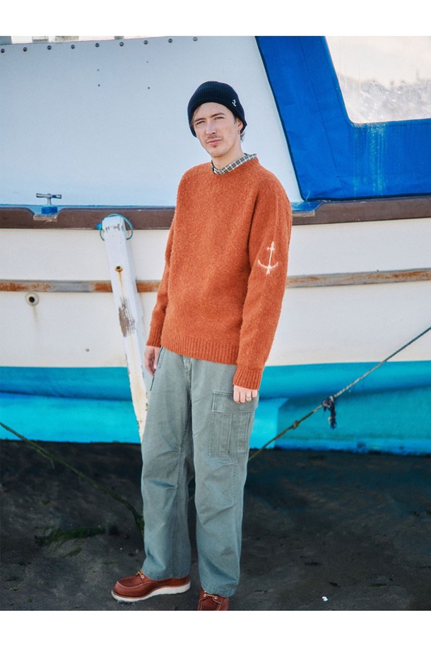 워시드 브리티쉬 아미 필드 팬츠 - 올리브는 남성용 필드 팬츠로, 캐주얼 및 밀리터리 스타일을 연출하기 좋습니다. 봄, 가을에 적합한 긴 기장의 면 소재 바지이며, 워싱 가공 처리되어 부드러운 촉감을 선사합니다. 레귤러핏으로 편안하게 착용 가능하며, 데일리룩과 캠핑룩에 활용하기 좋습니다. 넉넉한 수납을 위한 카고 포켓 디테일이 특징입니다.
