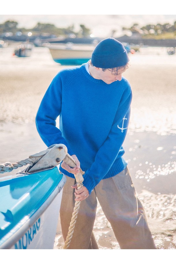 코튼 베이커 밴딩 팬츠 - 카키는 편안함과 스타일을 동시에 잡은 남성용 반바지입니다. 면 소재로 제작되어 봄, 여름 시즌에 시원하게 착용하기 좋으며, 루즈핏 디자인으로 활동성을 높였습니다. 허리 밴딩 처리로 편안한 착용감을 제공하며, 베이직하고 캐주얼한 스타일로 다양한 상의와 매치하기 좋습니다. 여행이나 휴가와 같은 TPO에 적합하며, 캐주얼, 미니멀, 클래식 스타일을 연출하기 좋습니다. 무지 디자인과 카키 컬러로 어떤 상의에도 잘 어울려 데일리룩으로 활용하기 좋습니다.
