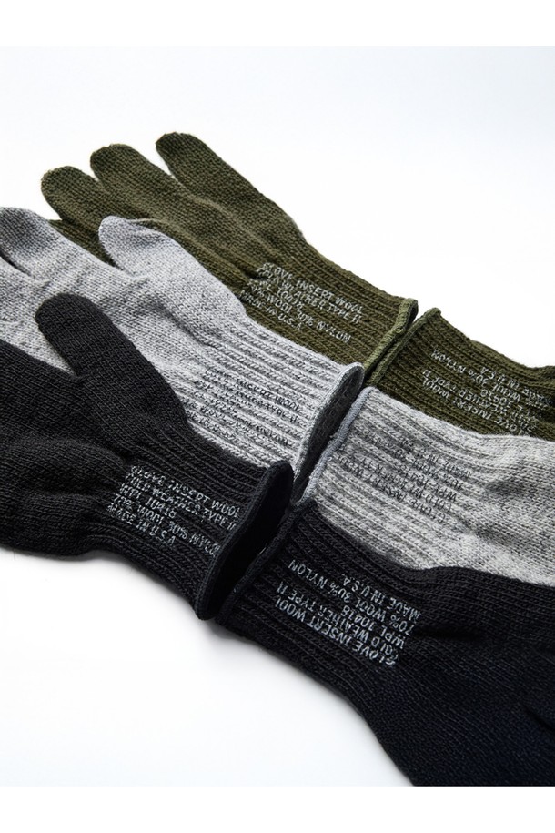 밀리터리 스타일을 강조한 올리브색 풀핑거 장갑입니다. 울과 나일론 혼방 소재로 제작되어 부드러운 촉감과 뛰어난 보온성을 자랑합니다. 가을, 겨울 시즌에 착용하기 좋으며, 일상생활은 물론 밀리터리 룩 연출에도 활용할 수 있습니다. 클래식, 미니멀, 워크웨어 스타일과 함께 출근룩에 포인트를 더해보세요. 
