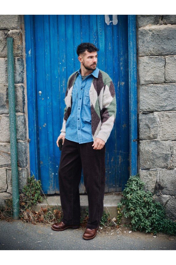 알파카 아가일 가디건 - 올리브는 가을, 겨울 시즌에 어울리는 남녀 공용 의류입니다. 클래식하고 캐주얼한 스타일을 연출하며, 레귤러핏과 V넥 디자인으로 편안한 착용감을 제공합니다. 부드러운 촉감의 알파카 소재로 제작되었으며, 두꺼운 두께감으로 따뜻함을 더합니다. 아가일 패턴과 긴소매, 버튼 여밈 방식의 카디건으로, 출근룩이나 모임룩 등 다양한 TPO에 활용할 수 있습니다. 올리브, 브라운, 베이지 세 가지 색상으로 만나보세요.
