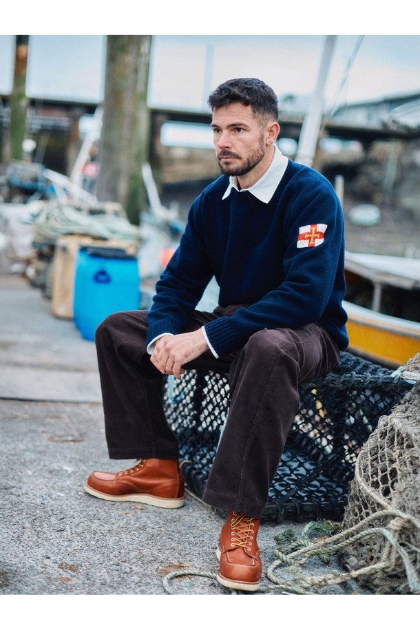 네이비 컬러의 슈퍼 파인 메리노울 새들 스웨터입니다. 가을, 겨울 시즌에 어울리는 남녀 공용의 레귤러 핏 라운드넥 스웨터로, 베이직하고 클래식한 스타일을 연출합니다. 얇은 두께감의 부드러운 메리노울 소재로 제작되어 편안한 착용감을 선사합니다. 소매에는 긴소매 디자인이 적용되었으며, 새들 디테일이 포인트로 더해져 미니멀하면서도 세련된 느낌을 줍니다. 일상복으로 활용하기 좋은 아이템입니다.
