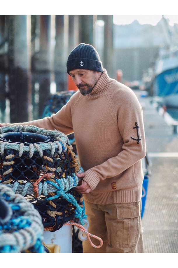 헤비 코튼 소재의 카멜 컬러 터틀넥 스웨터입니다. 넉넉한 두께감과 부드러운 촉감으로 가을, 겨울철 따뜻하게 착용하기 좋습니다. 베이직하고 캐주얼한 스타일로 다양한 룩에 활용하기 좋으며, 레귤러 핏으로 편안함을 더했습니다. 긴 소매 기장의 무지 디자인으로 미니멀하면서도 클래식한 분위기를 연출합니다. 데일리룩으로 활용하기 좋은 실용적인 아이템입니다.
