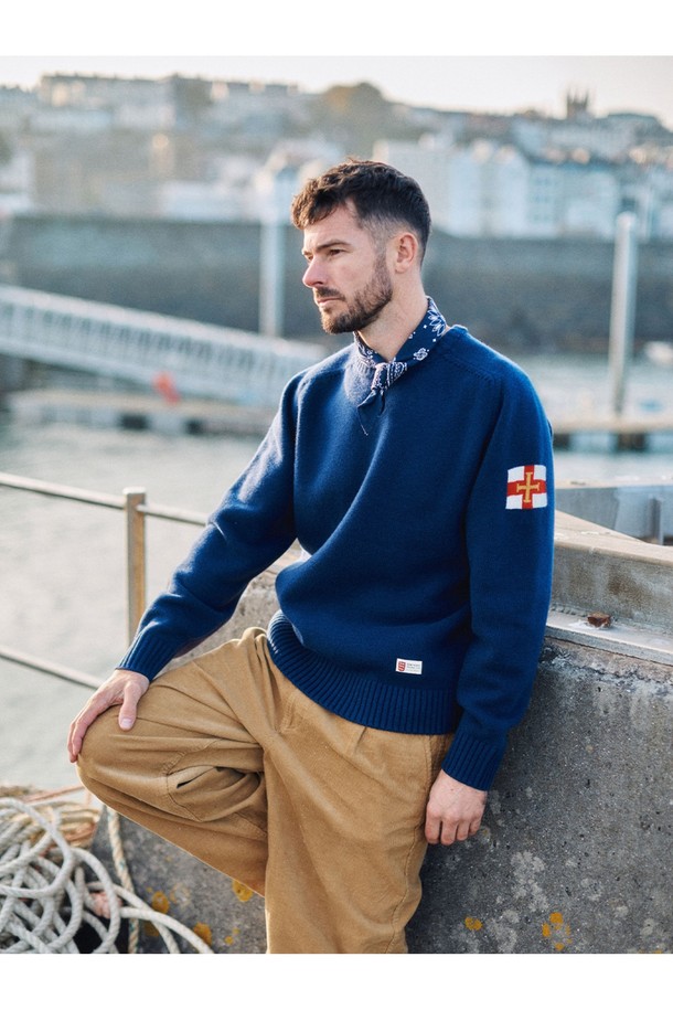 슈퍼 파인 메리노울 새들 스웨터 - 미드나잇 블루는 부드러운 촉감의 메리노울 소재로 제작된 레귤러핏 라운드넥 긴소매 스웨터입니다. 가을, 겨울 시즌에 어울리는 베이직하고 클래식한 스타일로, 일상복뿐만 아니라 출근룩으로도 활용 가능합니다. 얇은 두께감으로 편안한 착용감을 선사하며, 미니멀하고 캐주얼한 스타일을 연출하기 좋습니다. 특히, 영국 국기 패치 디테일이 포인트로 더해져 세련된 느낌을 줍니다.
