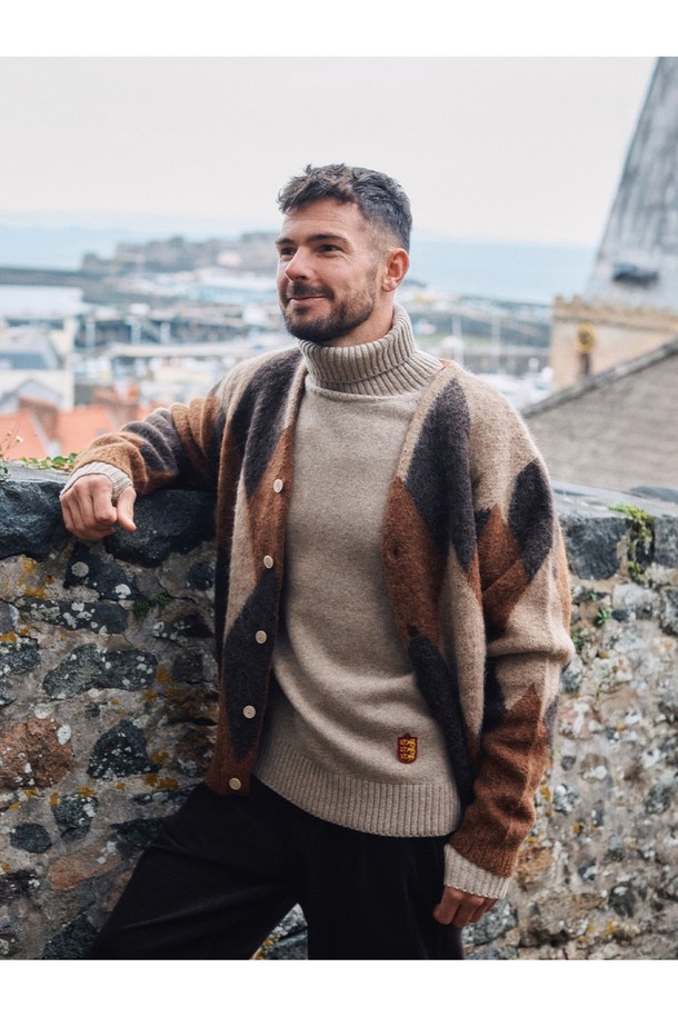 알파카 아가일 가디건 - 샌드는 부드러운 촉감의 알파카 소재로 제작되어 가을과 겨울에 따뜻하게 입을 수 있는 여성용 상의입니다. 클래식하고 캐주얼한 스타일의 레귤러핏 가디건으로, 샌드, 브라운, 베이지 컬러로 구성되어 있습니다. 두꺼운 두께감과 긴소매, 브이넥 디자인에 아가일 패턴이 더해져 포근한 분위기를 연출합니다. 버튼 여밈 방식으로, 모임룩이나 데이트룩에 활용하기 좋습니다.
