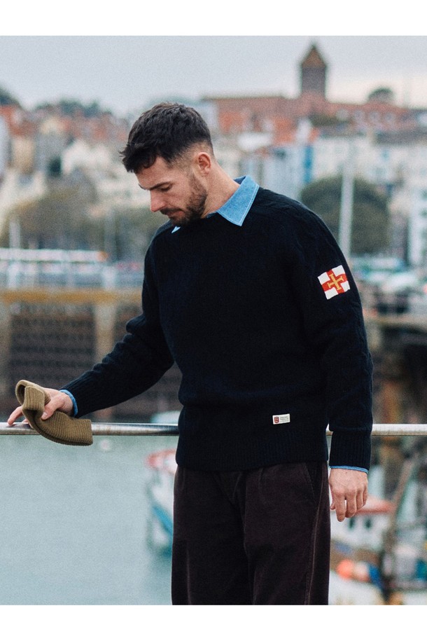 슈퍼 파인 메리노울 케이블 스웨터 - 블랙은 고급 메리노울 소재로 제작되어 부드러운 촉감을 선사하는 남녀 공용 스웨터입니다. 가을, 겨울 시즌에 어울리며, 베이직하고 클래식한 스타일로 다양한 룩에 활용하기 좋습니다. 레귤러 핏에 라운드넥 디자인, 긴소매 기장으로 편안한 착용감을 제공하며, 두꺼운 두께감으로 따뜻하게 입을 수 있습니다. 특히, 케이블 패턴이 돋보여 미니멀하면서도 세련된 분위기를 연출하며 출근룩에도 적합합니다.
