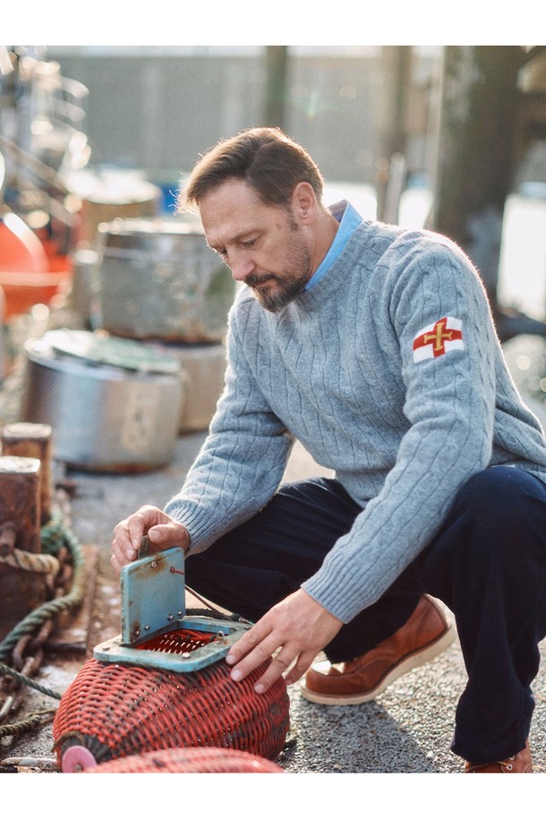 부드러운 촉감의 프리미엄 메리노울 소재로 제작된 슈퍼 파인 메리노울 케이블 스웨터 - 그레이입니다. 가을과 겨울, 데일리룩과 비즈니스 캐주얼에 모두 잘 어울리는 베이직하고 클래식한 스타일의 라운드넥 스웨터입니다. 촘촘한 케이블 니트 패턴과 레귤러핏 디자인으로, 어떤 옷에도 매치하기 쉬워 활용도가 높습니다. 톤 다운된 그레이 컬러는 고급스러운 분위기를 더하며, 긴 소매 기장으로 따뜻하게 착용할 수 있습니다. 

