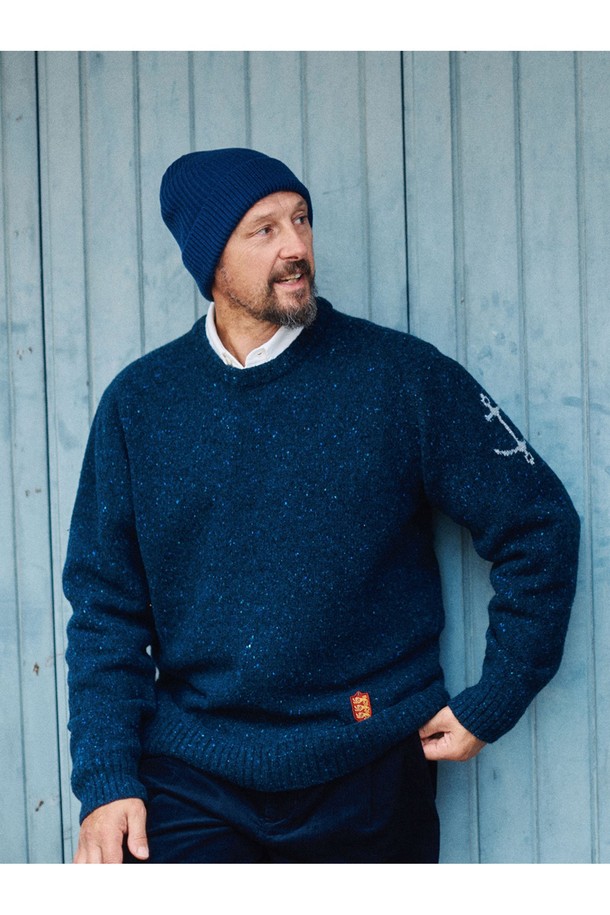 네프사 새들 스웨터 - 네이비는 캐주얼, 클래식, 미니멀 스타일을 아우르는 공용 스웨터입니다. 가을과 겨울에 어울리는 두꺼운 두께감의 울 소재로 제작되어 부드러운 촉감을 선사하며, 라운드 넥과 긴 소매 디자인이 특징입니다. 베이직한 무지 패턴과 레귤러핏으로 다양한 스타일에 매치하기 용이하며, 어깨 장식 디테일이 포인트로 더해졌습니다. 네이비 컬러의 크롭 기장 상의로, 일상에서 편안하고 세련된 스타일을 연출할 수 있습니다.
