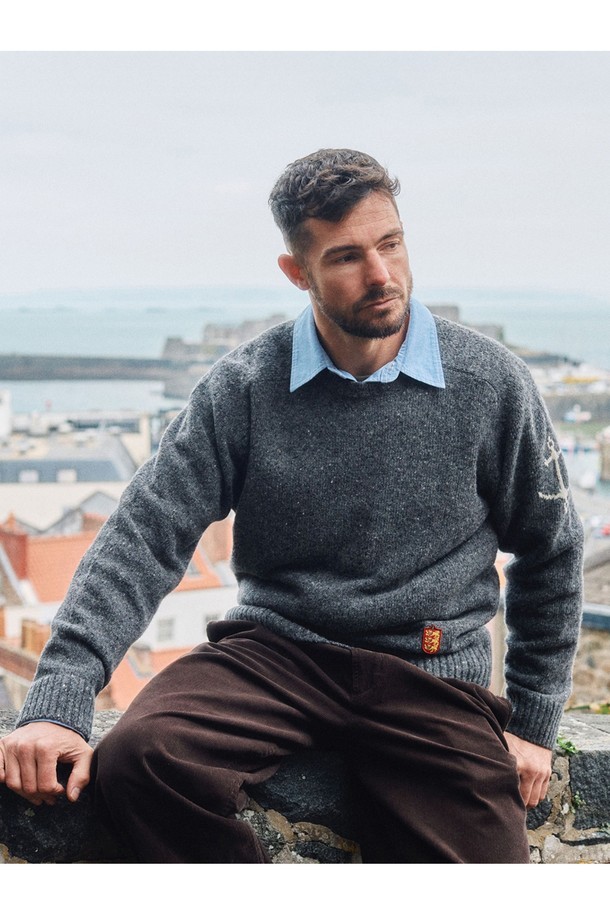 네프사 새들 스웨터 - 차콜은 울 소재로 제작되어 부드러운 촉감을 자랑하는 남녀 공용 스웨터입니다. 톤 다운된 차콜 컬러와 베이직한 디자인으로, 캐주얼 및 클래식, 미니멀 스타일 모두 소화 가능하며 출근룩으로도 활용하기 좋습니다. 레귤러 핏에 라운드넥 디자인, 긴 소매 기장으로 제작되었으며, 두꺼운 두께감으로 가을, 겨울 시즌에 따뜻하게 착용할 수 있습니다. 앵커 로고 자수 디테일이 포인트로 더해져 세련된 느낌을 선사합니다.
