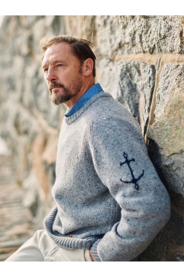 네프사 새들 스웨터 - 그레이는 가을, 겨울 시즌에 어울리는 공용 니트/스웨터입니다. 부드러운 울 소재로 제작되어 포근한 착용감을 선사하며, 레귤러핏과 라운드넥 디자인으로 편안한 착용감을 제공합니다. 베이직하고 캐주얼한 스타일에 무지 패턴의 그레이 컬러가 더해져 어떤 룩에도 잘 어울립니다. 출근룩, 캐주얼, 클래식, 미니멀 스타일 연출에 적합하며, 심플한 자수 디테일이 포인트로 더해졌습니다. 두꺼운 두께감으로 따뜻함을 유지하며, 긴 소매 기장으로 간결한 맵시를 더합니다.
