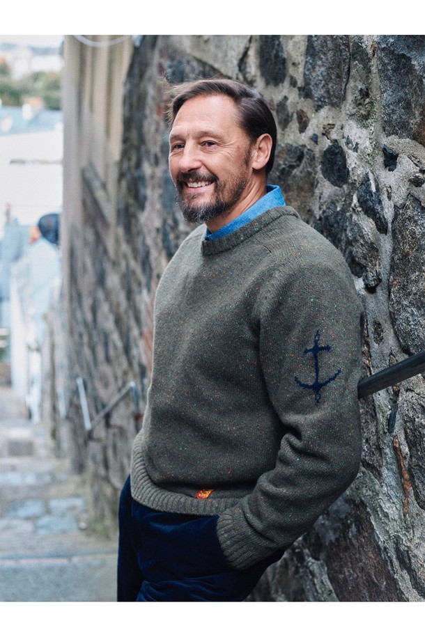 네프사 새들 스웨터 - 올리브는 남녀 공용으로 착용 가능한 울 소재의 라운드넥 긴소매 스웨터입니다. 가을, 겨울 시즌에 어울리는 두꺼운 두께감과 부드러운 촉감이 특징이며, 베이직하고 캐주얼한 스타일을 연출합니다. 레귤러핏으로 제작되어 편안한 착용감을 선사하며 숄더 패치 디테일이 돋보입니다. 출근룩과 모임룩은 물론 캐주얼, 클래식, 미니멀 스타일까지 소화 가능한 활용도 높은 아이템입니다.
