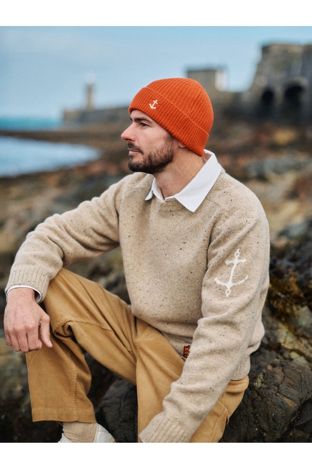 네프사 새들 스웨터 - 베이지는 가을과 겨울, 일상과 출근룩에 모두 잘 어울리는 공용 스웨터입니다. 부드러운 울 소재로 제작되어 따뜻하고 포근한 착용감을 선사하며, 레귤러 핏과 라운드넥 디자인으로 편안한 착용감을 제공합니다. 베이직, 캐주얼, 클래식, 미니멀 스타일을 추구하는 분들께 추천하며, 앵커 자수 디테일이 포인트로 더해져 밋밋함을 덜어줍니다. 두꺼운 두께감과 긴 소매 기장으로 추운 날씨에도 따뜻하게 입을 수 있습니다.
