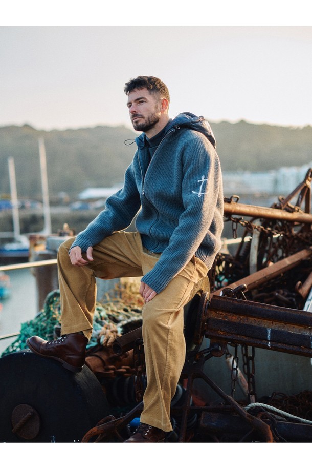 그레이 컬러의 디테쳐블 패딩 후드 헤비 집업 스웨터입니다. 넉넉한 두께감의 울 소재로 제작되어 가을과 겨울에 따뜻하게 착용할 수 있습니다. 후드는 탈부착이 가능하여 다양한 스타일 연출이 용이하며, 레귤러 핏으로 편안한 착용감을 제공합니다. 캐주얼, 스포티, 미니멀 스타일을 즐겨 입는 분들께 추천하며, 출근룩과 캠핑룩 등 다양한 TPO에 활용할 수 있습니다. 무지 디자인으로 어떤 옷에도 잘 어울리며, 부드러운 촉감의 패딩 안감으로 포근함을 더했습니다.
