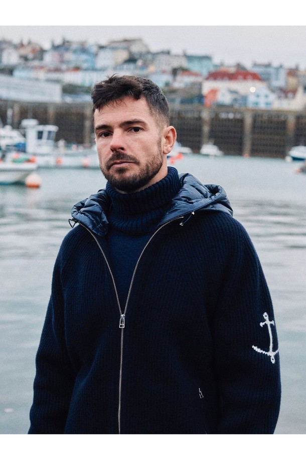 네이비 컬러의 디테쳐블 패딩 후드 헤비 집업 스웨터입니다. 쌀쌀한 가을과 추운 겨울철, 캐주얼하고 스포티한 스타일을 연출하기에 적합합니다. 레귤러 핏에 긴 소매 기장으로 제작되었으며, 두꺼운 두께감의 니트 소재와 패딩 안감으로 보온성을 높였습니다. 탈부착 가능한 후드 디자인으로, 출근룩이나 캠핑룩 등 다양한 TPO에 맞춰 활용할 수 있습니다. 무지 패턴으로 미니멀한 스타일 연출에도 용이합니다.
