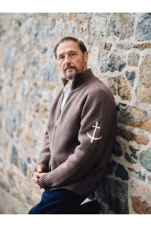 브리티쉬 립 투웨이 집업 스웨터 - 브라운은 가을과 겨울, 당신의 일상에 클래식하고 베이직한 무드를 더해줄 아이템입니다. 부드러운 울 소재로 제작되어 포근한 착용감을 선사하며, 레귤러 핏으로 편안하게 착용할 수 있습니다. 앵커(닻) 자수 디테일이 돋보이며, 투웨이 지퍼와 긴소매 디자인으로 실용성을 높였습니다. 출근룩, 모임룩, 데이트룩 등 다양한 TPO에 활용할 수 있으며, 클래식, 미니멀, 캐주얼 스타일 모두 소화 가능합니다. 두꺼운 두께감으로 따뜻함을 더했습니다.
