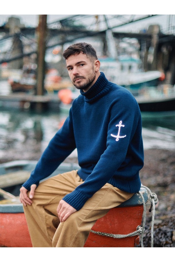 네이비 색상의 헤비코튼 터틀넥 스웨터입니다. 넉넉한 두께감의 헤비코튼 소재로 제작되어 가을, 겨울철 따뜻하게 착용하기 좋습니다. 베이직하고 캐주얼한 디자인으로, 출근룩과 모임룩 등 다양한 TPO에 활용할 수 있습니다. 레귤러핏으로 제작되어 편안한 착용감을 제공하며, 캐주얼, 클래식, 미니멀 스타일 모두 소화 가능합니다. 긴 소매와 터틀넥 디자인으로 보온성을 높였습니다.
