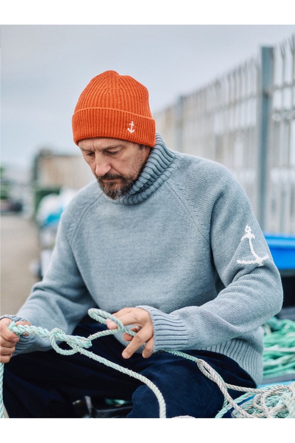 부드러운 촉감의 헤비 코튼 소재로 제작된 멜란지 그레이 컬러의 터틀넥 스웨터입니다. 넉넉한 두께감과 레귤러핏으로 편안한 착용감을 선사하며, 가을과 겨울 시즌에 따뜻하게 입을 수 있습니다. 베이직하고 캐주얼한 스타일로, 다양한 룩에 활용하기 좋습니다. 출근룩과 모임룩 모두에 잘 어울리며, 앵커 로고 자수 디테일이 포인트로 더해졌습니다. 미니멀, 캐주얼, 클래식 스타일을 즐겨 입는 분들께 추천합니다.
