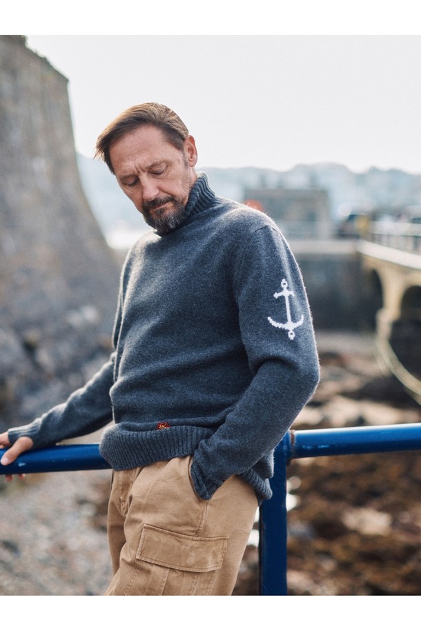 부드러운 촉감의 슈퍼 파인 메리노울 소재로 제작된 차콜 컬러의 터틀넥 스웨터입니다. 얇은 두께감으로 가을, 겨울철에 착용하기 좋으며, 레귤러핏 디자인으로 편안한 착용감을 선사합니다. 베이직하고 캐주얼한 스타일로 출근룩, 모임룩 등 다양한 TPO에 활용 가능합니다. 앵커 자수 디테일이 포인트로 더해져 클래식하고 미니멀한 무드를 연출합니다. 긴 소매 기장의 레귤러 기장 상의로, 데일리룩에 활용하기 좋은 아이템입니다.
