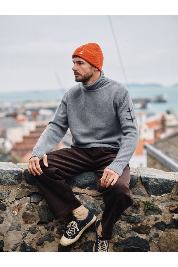 슈퍼 파인 메리노울 터틀넥 스웨터는 부드러운 촉감의 메리노울 소재로 제작되어 가을, 겨울철 따뜻하고 편안하게 착용할 수 있습니다. 베이직하고 미니멀한 스타일로, 어떤 옷에도 잘 어울리는 활용도 높은 아이템입니다. 레귤러 핏에 긴 소매 기장으로 제작되었으며, 톤 다운된 그레이 컬러가 세련된 느낌을 더합니다. 터틀넥 디자인으로 목을 따뜻하게 감싸주며, 앵커 자수 디테일이 은은한 포인트를 선사합니다. 일상복으로 활용하기 좋으며, 클래식하면서도 미니멀한 스타일을 연출하기에 적합합니다.
