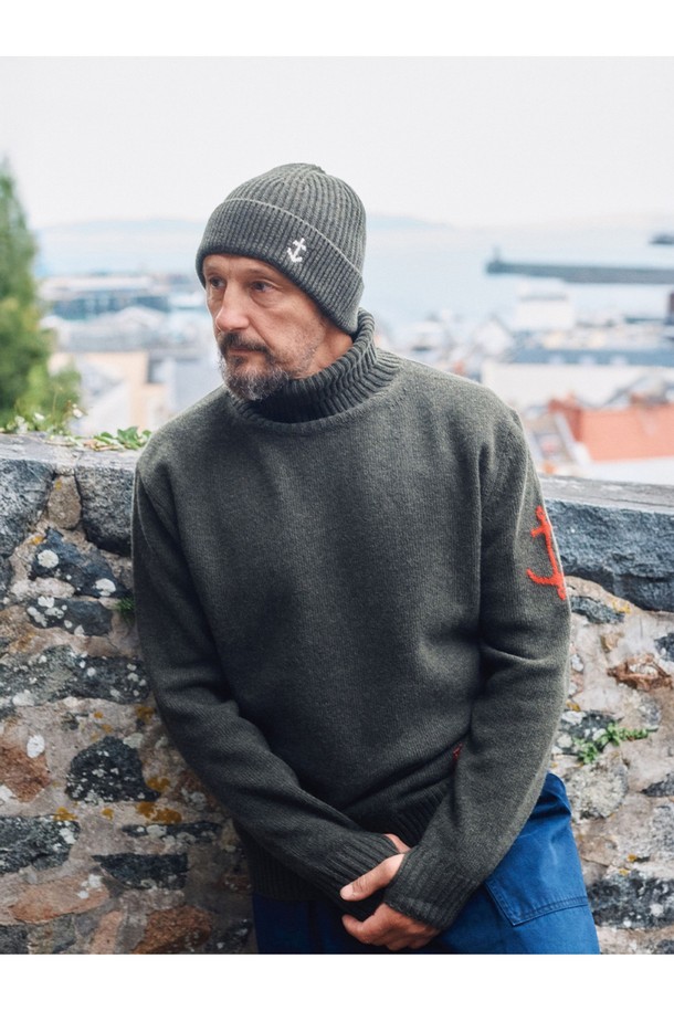 부드러운 촉감의 슈퍼 파인 메리노울 소재로 제작된 올리브 컬러의 터틀넥 스웨터입니다. 가을, 겨울 시즌에 어울리는 두꺼운 두께감으로 따뜻하게 착용할 수 있으며, 일상복으로 활용하기 좋습니다. 레귤러핏으로 제작되어 편안한 착용감을 선사하며, 미니멀하고 베이직한 스타일을 연출합니다. 긴 소매 기장과 앵커 자수 디테일이 포인트로 더해져 세련된 느낌을 줍니다. 클래식하면서도 세련된 스타일을 완성해 보세요.
