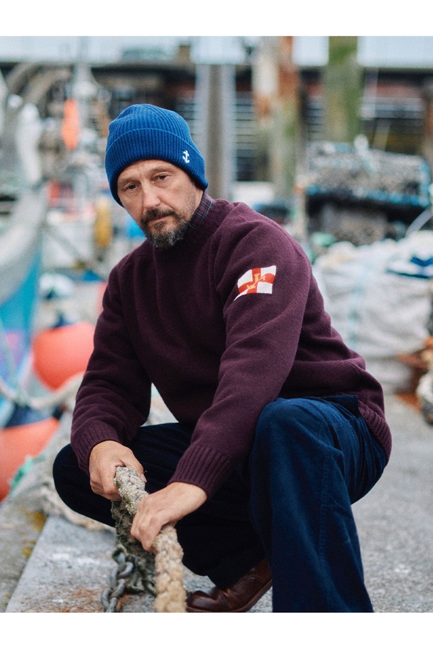 **슈퍼 파인 메리노울 새들 스웨터 - 버건디**는 가을과 겨울, 데일리룩과 출근룩에 모두 잘 어울리는 베이직하고 클래식한 스타일의 니트 스웨터입니다. 부드러운 촉감의 메리노울 소재로 제작되어 따뜻하고 편안한 착용감을 선사하며, 레귤러 핏과 라운드넥 디자인으로 어떤 스타일에도 쉽게 매치할 수 있습니다. 특히 어깨 부분의 새들 디테일이 은은한 포인트를 더합니다. 버건디 컬러는 세련된 분위기를 연출하며, 두꺼운 두께감으로 겨울철에도 따뜻하게 입을 수 있습니다. 긴 소매 기장으로 더욱 포근한 느낌을 줍니다.
