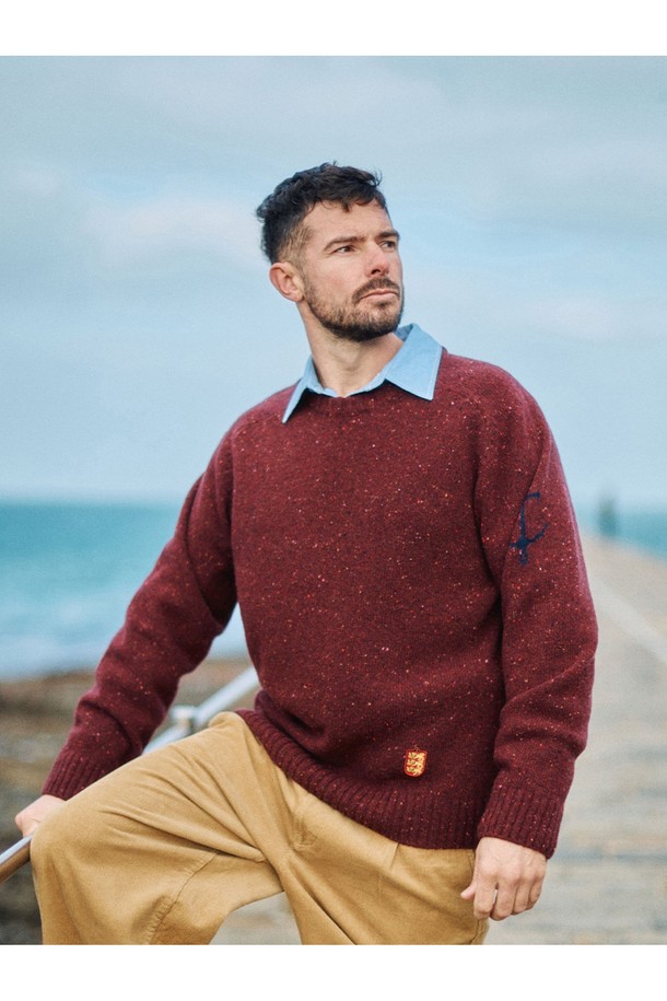 네프사 새들 스웨터 - 버건디는 울과 아크릴 혼방 소재로 제작되어 부드러운 촉감과 따뜻함을 선사합니다. 라운드넥과 레귤러핏 디자인으로 베이직하면서도 캐주얼한 스타일을 연출하며, 가을과 겨울에 활용하기 좋습니다. 두께감이 있는 긴소매 스웨터로, 로고 디테일이 은은하게 포인트를 더합니다. 버건디 컬러는 클래식하고 미니멀한 무드를 자아내 일상복으로 활용하기 좋습니다.
