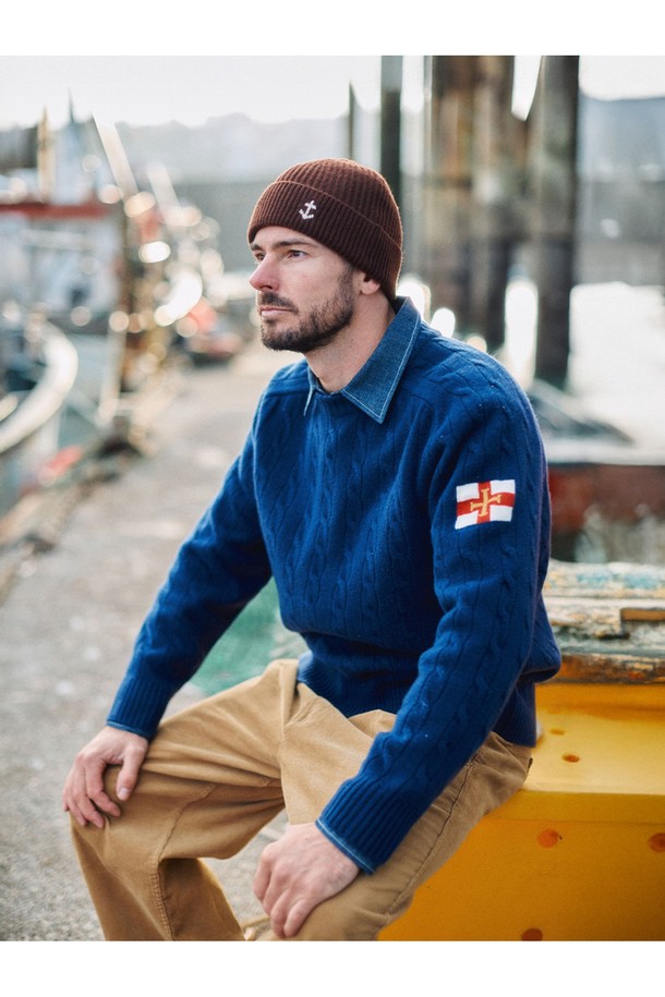 슈퍼 파인 메리노울 케이블 스웨터 - 미드나잇 네이비는 부드러운 촉감의 슈퍼 파인 울 소재로 제작되어 가을, 겨울 시즌에 따뜻함을 선사합니다. 베이직하고 클래식한 스타일의 라운드넥 디자인에, 레귤러핏으로 편안하게 착용 가능합니다. 미드나잇 네이비 컬러와 케이블 패턴이 돋보이며, 출근룩, 비즈니스 캐주얼, 모임룩 등 다양한 TPO에 활용하기 좋습니다. 클래식, 미니멀, 캐주얼 스타일을 즐겨 입는 분들께 추천합니다. 긴 소매 기장의 레귤러 기장 스웨터입니다.
