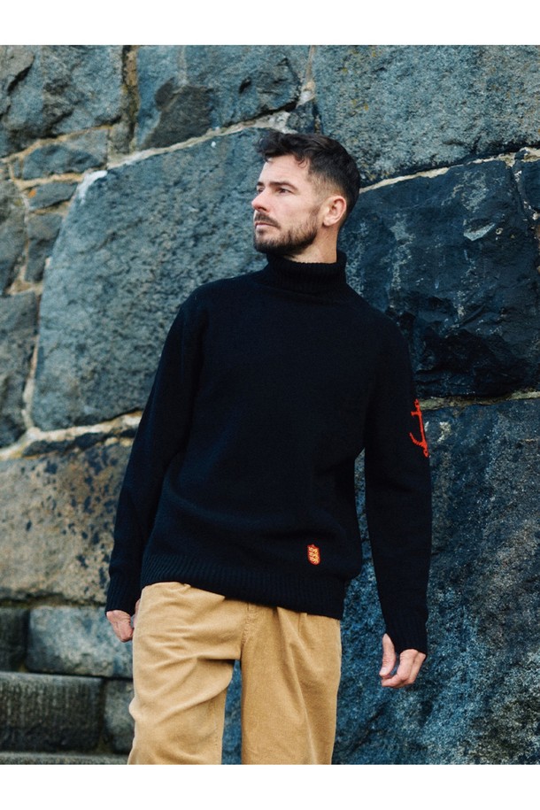 슈퍼 파인 메리노울 터틀넥 스웨터 - 블랙은 부드러운 촉감의 슈퍼 파인 울 소재로 제작되어 가을과 겨울에 따뜻하게 착용하기 좋습니다. 베이직하고 미니멀한 스타일로, 일상복으로 활용하기 좋은 아이템입니다. 레귤러 핏에 긴 소매 기장, 터틀넥 디자인으로 세련된 느낌을 더했습니다. 무지 패턴의 블랙 컬러로 어떤 하의와도 쉽게 매치할 수 있어 활용도가 높습니다.
