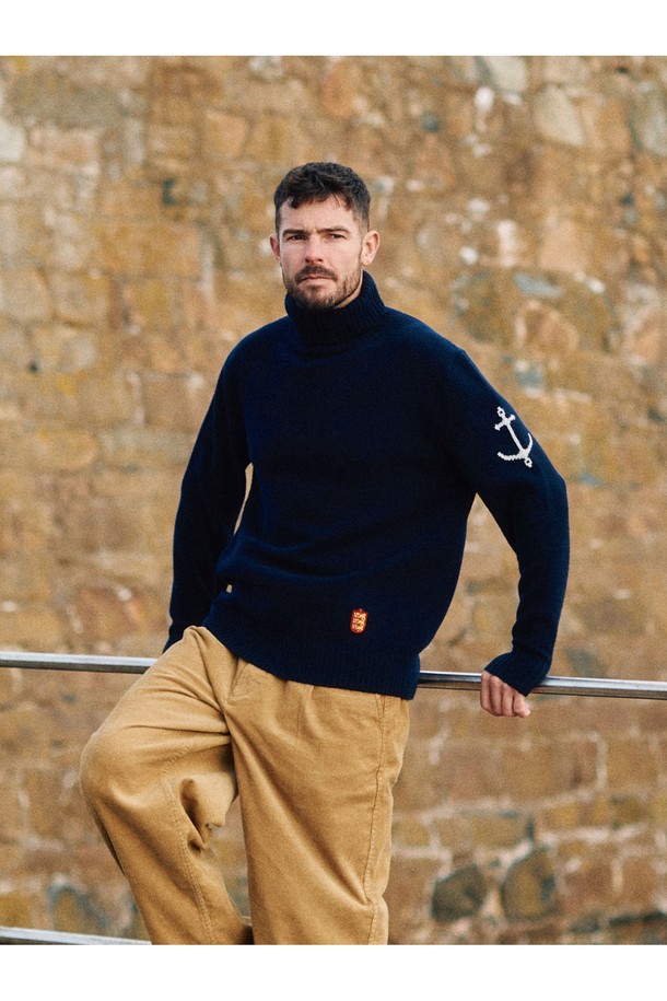 네이비 컬러의 슈퍼 파인 메리노울 터틀넥 스웨터입니다. 부드러운 촉감의 두꺼운 울 소재로 제작되어 가을, 겨울철 따뜻하게 착용할 수 있습니다. 베이직하고 클래식한 스타일로 출근룩, 오피스룩 등 다양한 TPO에 활용하기 좋습니다. 긴 소매, 레귤러 기장의 무지 디자인으로 미니멀한 스타일을 연출합니다. 터틀넥 디자인으로 보온성을 높였습니다.
