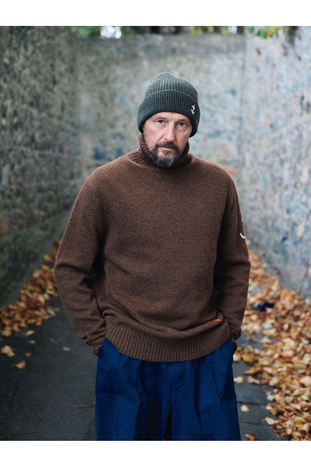 슈퍼 파인 메리노울 터틀넥 스웨터 - 브라운은 부드러운 촉감의 메리노울 소재로 제작되어 가을과 겨울에 따뜻하게 착용하기 좋습니다. 베이직하고 클래식한 스타일로 다양한 룩에 활용할 수 있으며, 레귤러 핏으로 편안한 착용감을 선사합니다. 긴 소매와 터틀넥 디자인이 특징이며, 두꺼운 두께감으로 보온성을 높였습니다. 가슴 부분에는 앵커 로고 자수가 포인트로 더해져 미니멀하면서도 세련된 느낌을 줍니다.
