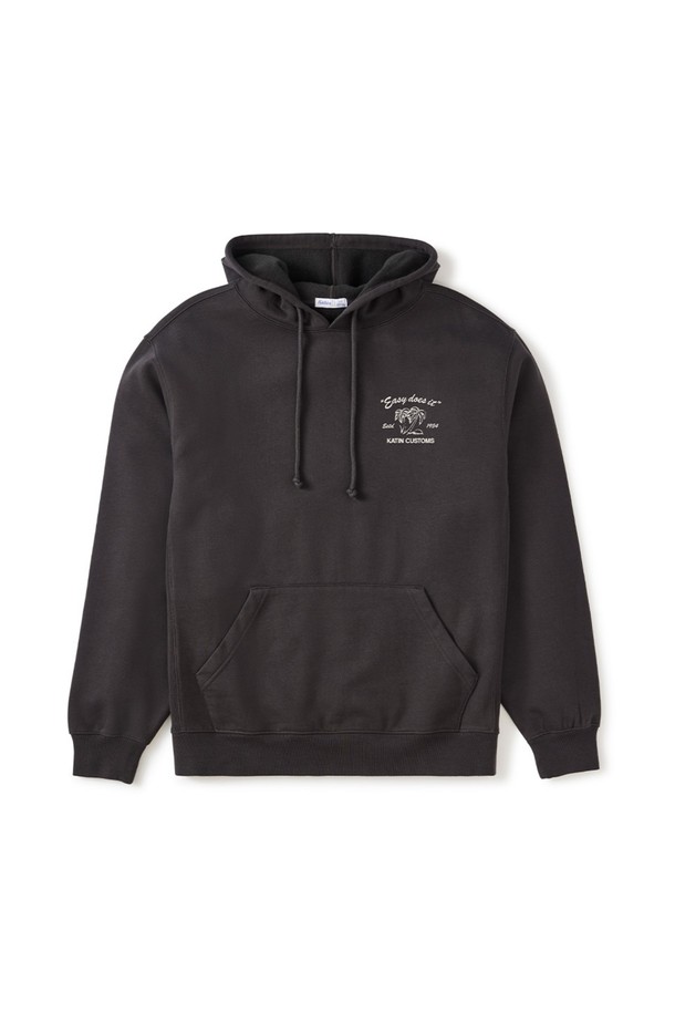 써즈 후드티 - 블랙 워시: 캐주얼, 스트릿 스타일을 아우르는 써즈 후드티입니다. 면 소재로 제작되어 부드러운 촉감을 선사하며, 봄, 가을, 겨울 세 계절 모두 활용 가능합니다. 레귤러핏으로 편안하게 착용 가능하며, 로고와 프린트 무늬가 돋보입니다. 워싱 가공으로 빈티지한 멋을 더했고, 캠핑룩이나 산책룩에 잘 어울립니다.
