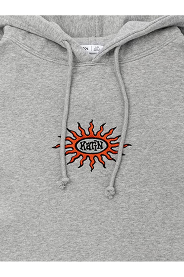 헤이즈 EMB 후드티 - 헤더 그레이는 캐주얼과 스트리트 스타일을 모두 아우르는 공용 후드티입니다. 부드러운 면 소재로 제작되어 편안한 착용감을 제공하며, 봄, 가을, 겨울 세 계절에 걸쳐 활용 가능합니다. 레귤러핏으로 디자인되어 어떤 체형에도 잘 어울리며, 캥거루 포켓과 자수 디테일이 돋보입니다. 헤더 그레이 컬러는 다양한 하의와 매치하기 용이하며, 일상 속에서 개성 있는 스타일을 연출할 수 있습니다.
