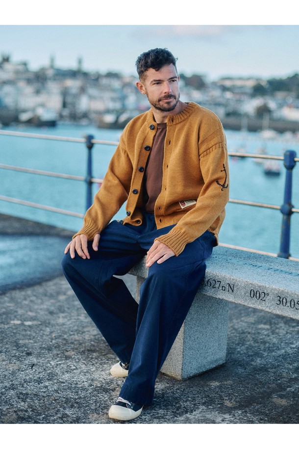 피셔맨 홀가먼트 가디건 - 카멜은 부드러운 울 소재로 제작되어 가을, 겨울 시즌 따뜻하게 착용할 수 있는 두꺼운 두께의 긴소매 가디건입니다. 라운드넥 디자인에 버튼 여밈 방식으로 편안하게 입고 벗을 수 있으며, 넉넉한 레귤러핏으로 제작되어 활동성을 높였습니다. 캐주얼, 클래식, 미니멀 스타일 모두 소화 가능하며, 홀가먼트 패턴과 카멜 컬러가 세련된 분위기를 연출합니다. 데일리룩에 포인트가 되어줄 포켓 디테일까지 갖춘 실용적인 아이템입니다.
