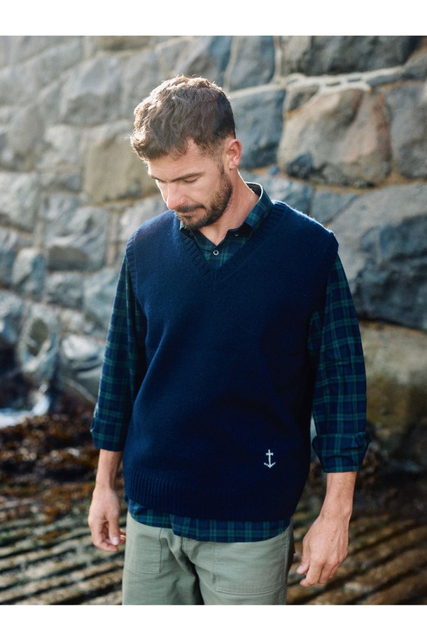 네이비 컬러의 셔틀랜드울 브이넥 베스트입니다. 셔틀랜드울 소재로 제작되어 부드러운 촉감과 두꺼운 두께감으로 가을, 겨울철 따뜻하게 착용하기 좋습니다. 베이직하고 클래식한 디자인으로 출근룩, 비즈니스 캐주얼, 모임룩 등 다양한 TPO에 활용할 수 있습니다. 레귤러핏으로 제작되었으며, 민소매 디자인으로 이너와 레이어드하여 미니멀하면서도 세련된 스타일을 연출할 수 있습니다. 무지 디자인의 브이넥 베스트로, 어떤 옷에도 잘 어울려 활용도가 높습니다.
